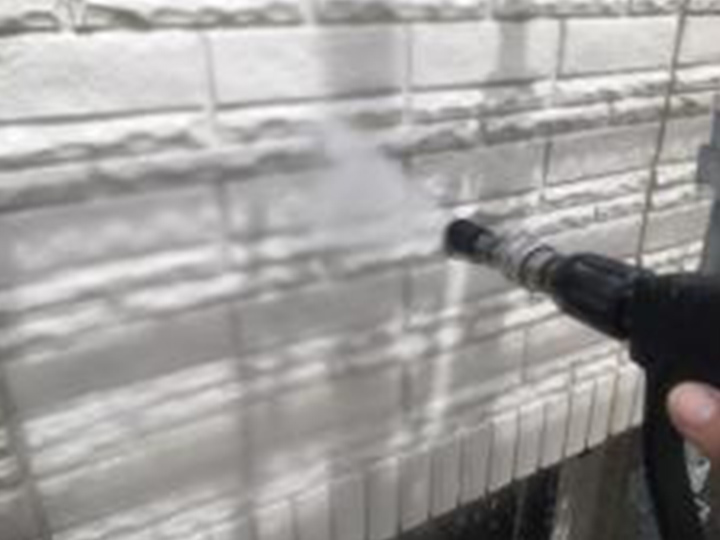 外壁を高圧ジェットで洗浄します。