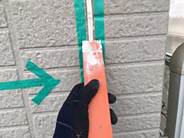 充填したコーキングをヘラ押えします。