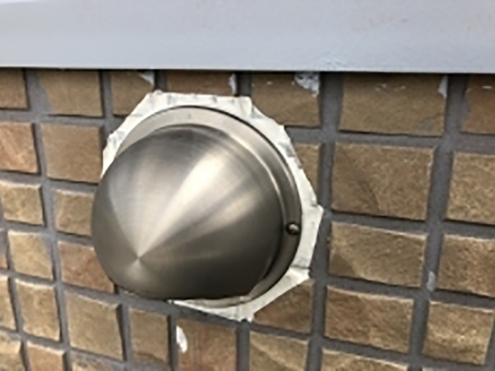 通気口を新しいコーキングに打ち替えました。