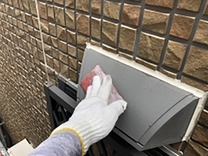 通気口の素地を調整します。