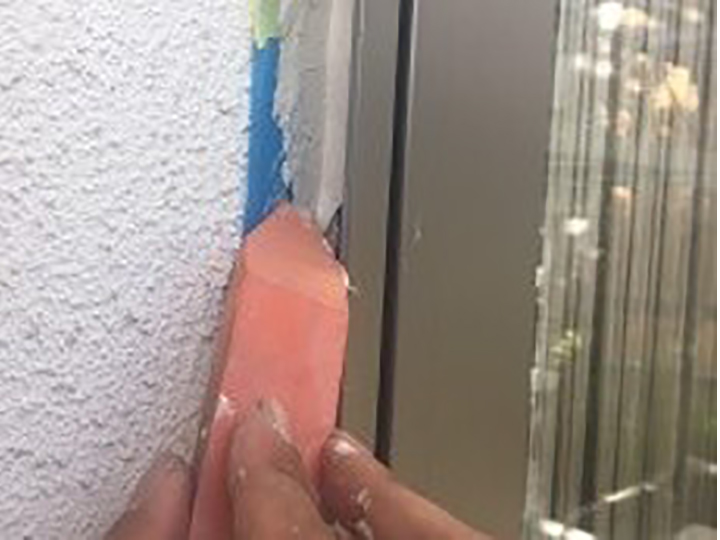 充填したコーキングをヘラ押えします。