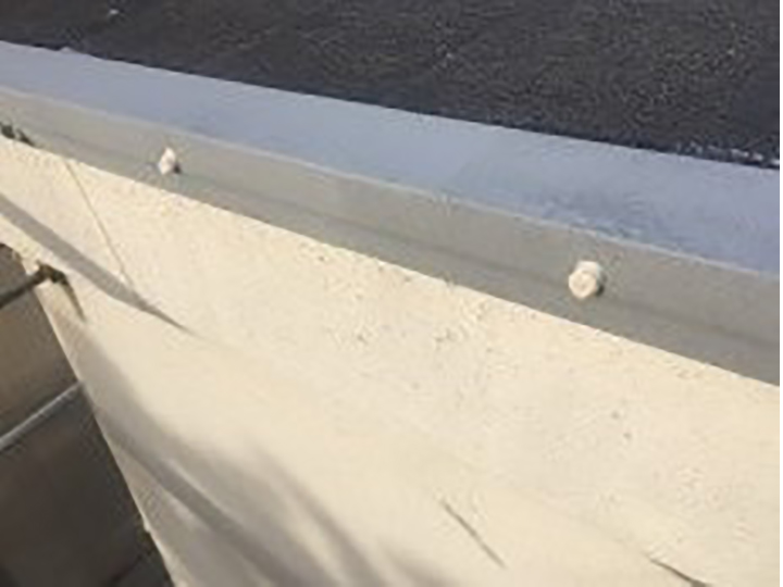 屋根板金包み釘頭を新しいコーキングに打ち替えました。
