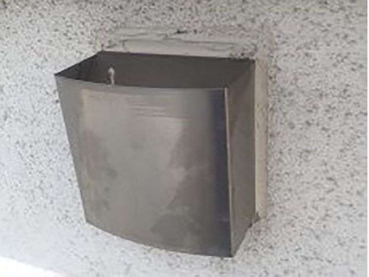 通気口周りを新しいコーキングに打ち替えました。