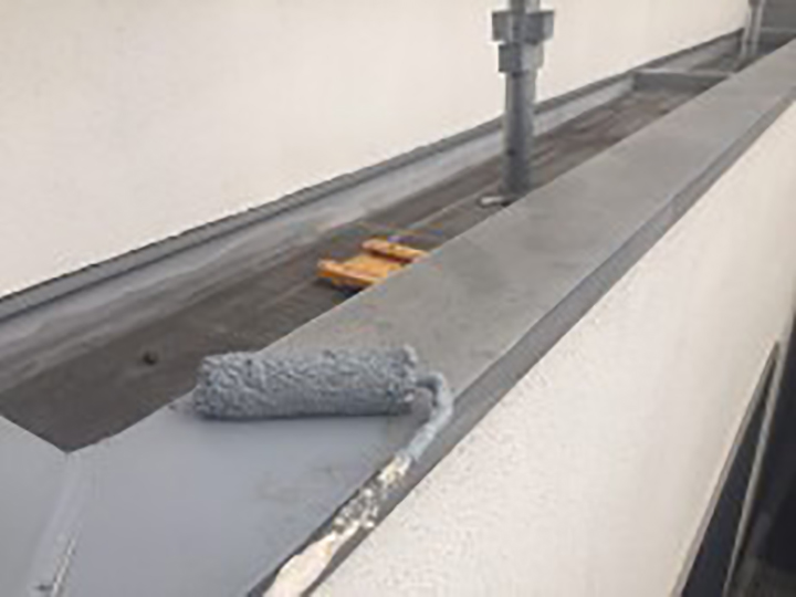 笠木に専用プライマー塗布を塗布します。